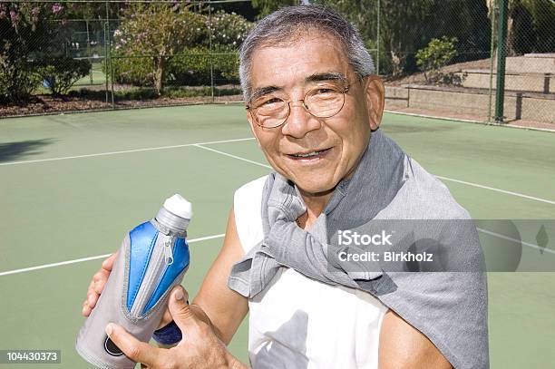 Asiatiche Sorridente Senior - Fotografie stock e altre immagini di Abbigliamento sportivo - Abbigliamento sportivo, Ambientazione esterna, Anziani attivi