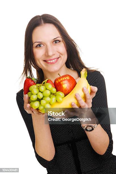 Bella Mujer Joven Con Un Racimo De Frutas Foto de stock y más banco de imágenes de Adulto - Adulto, Adulto joven, Alegre