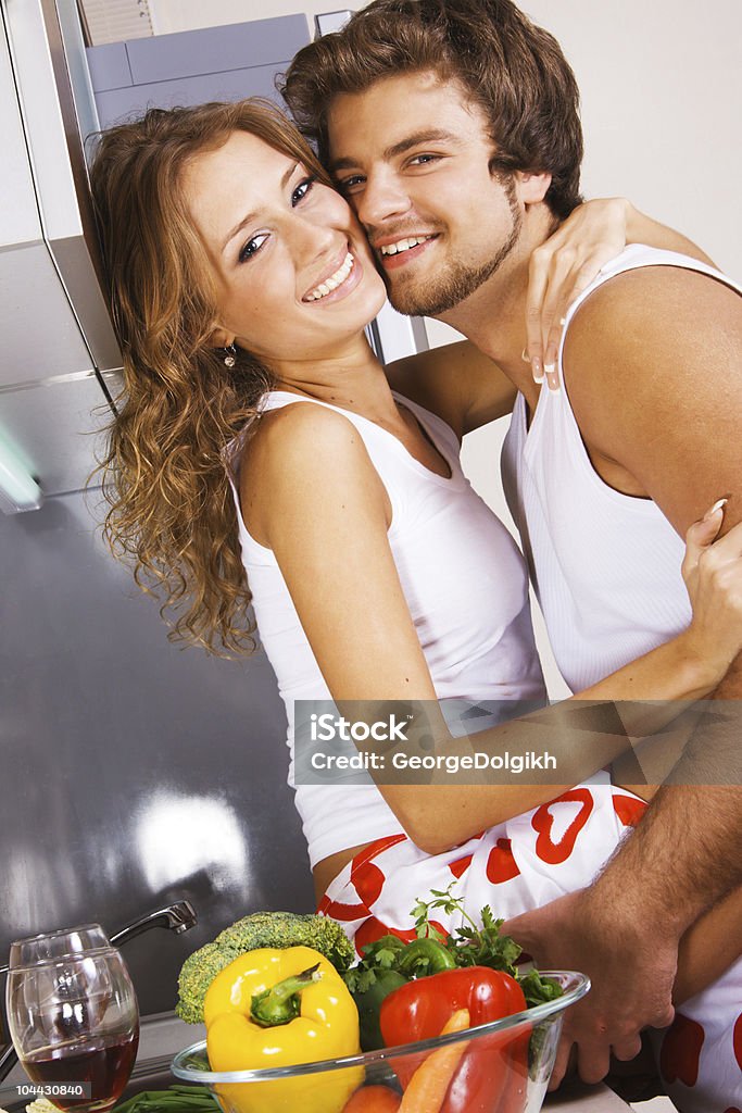 Giovane Coppia romantica in cucina - Foto stock royalty-free di Adulto