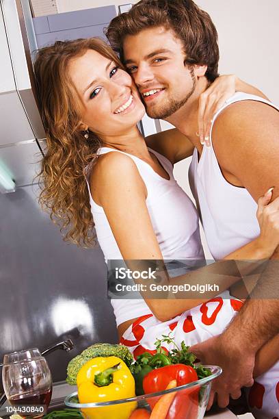 Giovane Coppia Romantica In Cucina - Fotografie stock e altre immagini di Adulto - Adulto, Alimentazione sana, Allegro