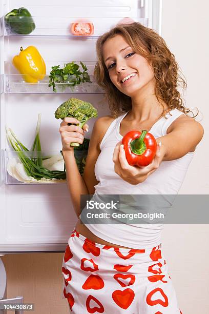 Foto de Alegre Jovem Mulher Com Legumes Frescos e mais fotos de stock de Adulto - Adulto, Alegria, Alimentação Saudável