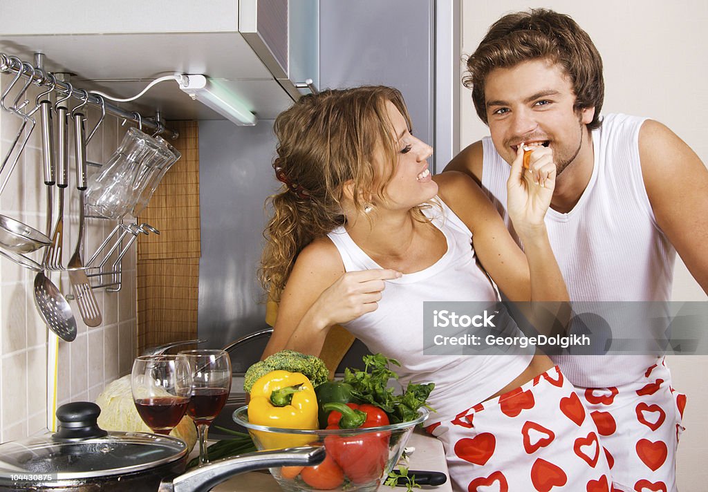 Joven Pareja romántica en la cocina - Foto de stock de Adulto libre de derechos