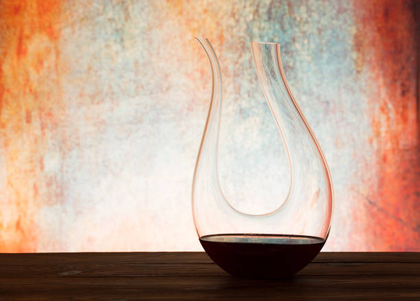 стильный кристалл u - декантер с красным вином на столе - decanter crystal carafe glass стоковые фото и изображения