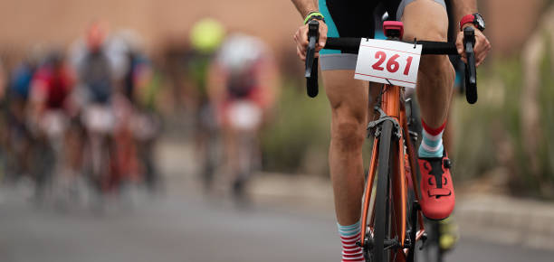 ciclismo de competição, atletas de ciclista montando uma corrida - short cycle - fotografias e filmes do acervo