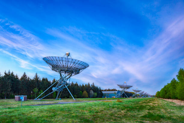 the westerbork synthesis radio telescope (wsrt) during dusk, with a light cloudy sky and stars a little visible - large aperture imagens e fotografias de stock