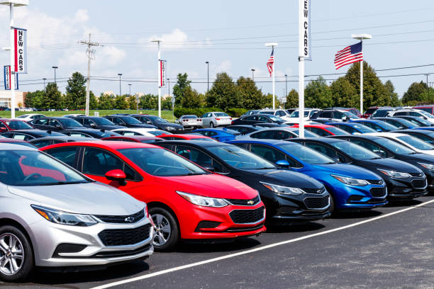 Chevrolet Automobile Dealership with American flag. Chevy is a Division of General Motors Noblesville - Circa August 2018: Chevrolet Automobile Dealership with American flag. Chevy is a Division of General Motors car dealership stock pictures, royalty-free photos & images