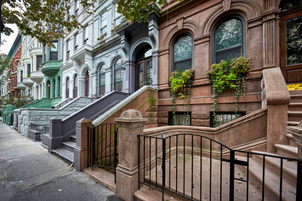 pietre marroni colorate - brooklyn row house townhouse house foto e immagini stock