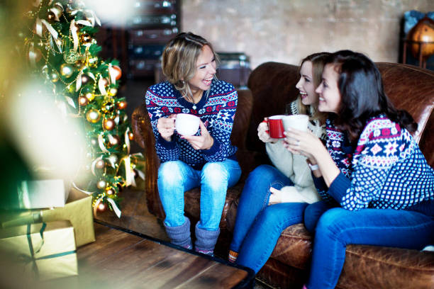 group of people celebrating christmas - celebrating friends winter imagens e fotografias de stock