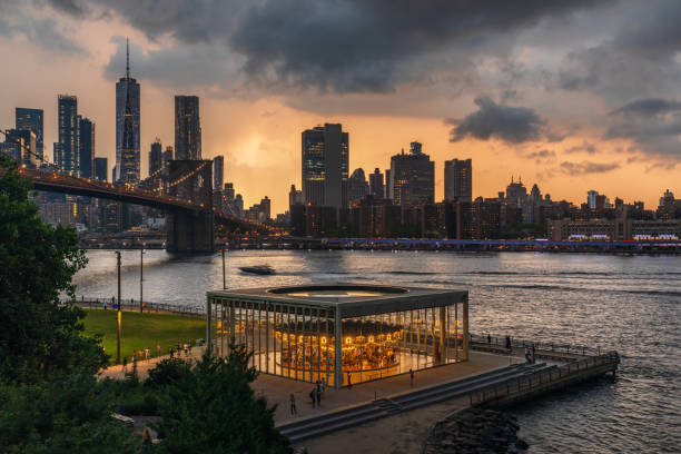 マンハッタンのスカイライン形成するブルックリン橋公園を表示します。 - lower downtown ストックフォトと画像