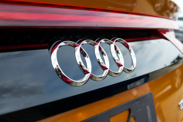 audi-firmenlogo auf auto - car dealership editorial car horizontal stock-fotos und bilder