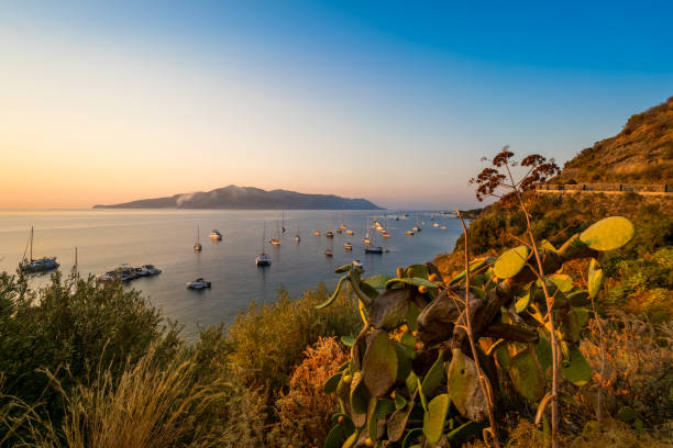 l’île eoliennes avec coucher de soleil, sicile, italie - 2017 photos et images de collection