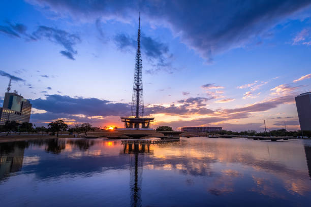 torre de televisión de brasilia al atardecer - brasilia, distrito federal, brasil - moody sky audio fotografías e imágenes de stock