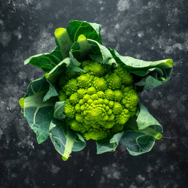 świeży organiczny kalafior z brokułów romanesco - romanesque broccoli cauliflower cabbage zdjęcia i obrazy z banku zdjęć