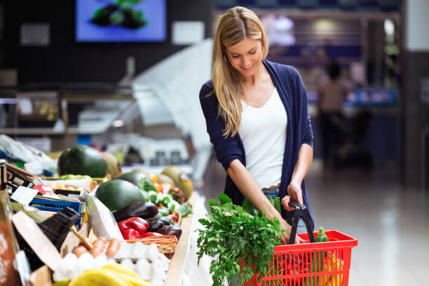 belle jeune femme, acheter des légumes frais du marché. - fruit women beautiful food photos et images de collection