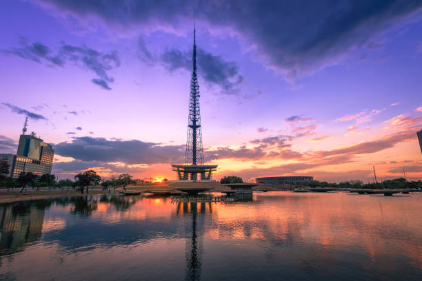 torre de tv de brasília ao pôr do sol - brasília, distrito federal, brasil - brasilia - fotografias e filmes do acervo