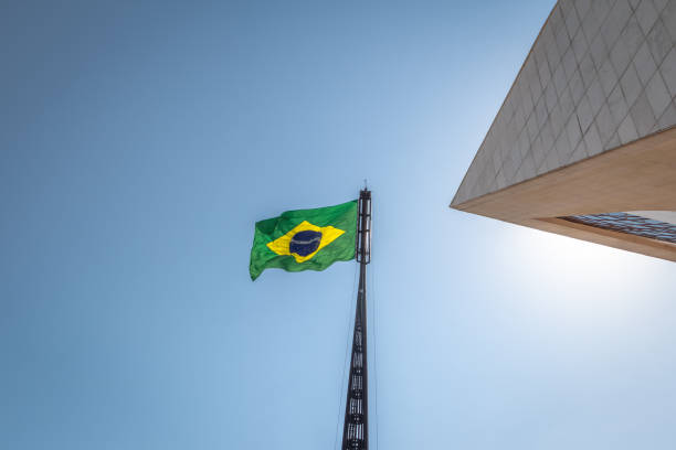 brasilianische flagge - brasilia, distrito federal, brasilien - cenotaph stock-fotos und bilder