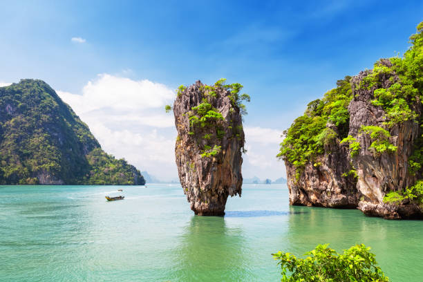 famosa isola di james bond vicino a phuket - thailandia foto e immagini stock