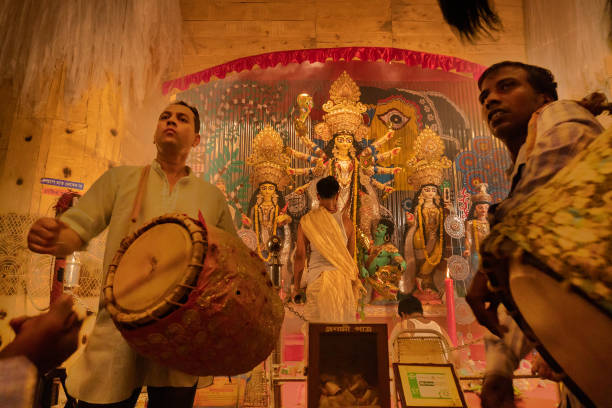 священник поклоняясь богиня дурга, дурга пуджа праздник праздник - hinduism goddess ceremony india стоковые фото и изображения