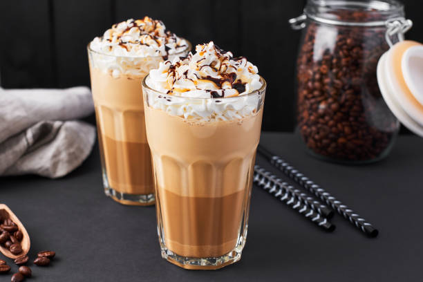 mrożona karmelowa kawa latte w wysokim szklance - latté coffee glass pattern zdjęcia i obrazy z banku zdjęć