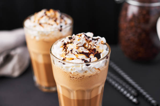 mrożona karmelowa kawa latte w wysokim szklance - latté coffee glass pattern zdjęcia i obrazy z banku zdjęć