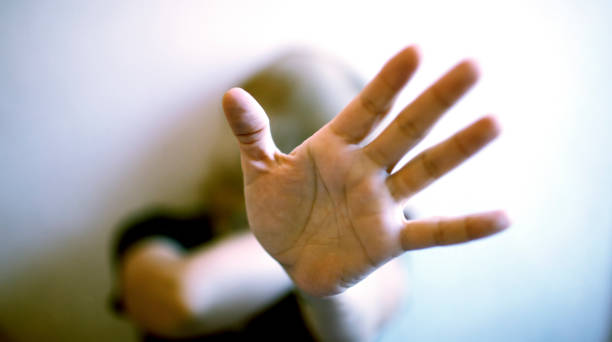 una giovane donna si protegge esponendo la mano davanti a lei - screaming men shouting tortured foto e immagini stock