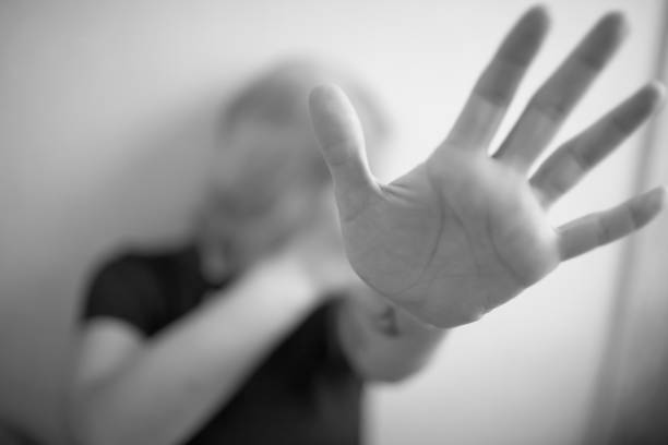 una giovane donna si protegge esponendo la mano davanti a lei - screaming men shouting tortured foto e immagini stock