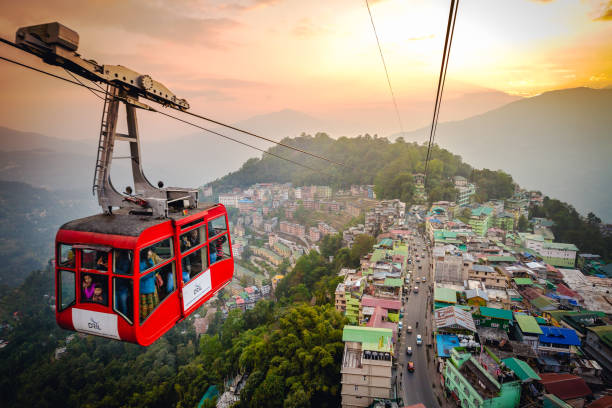 photo aérienne oblique du ropeway téléphérique/télécabine ride sur ville de gangtok pendant le coucher du soleil au sikkim, inde - sikkim photos et images de collection