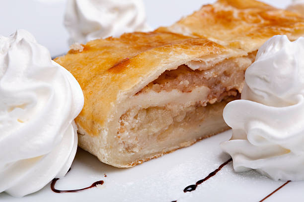 strudel di mele - stroodle foto e immagini stock