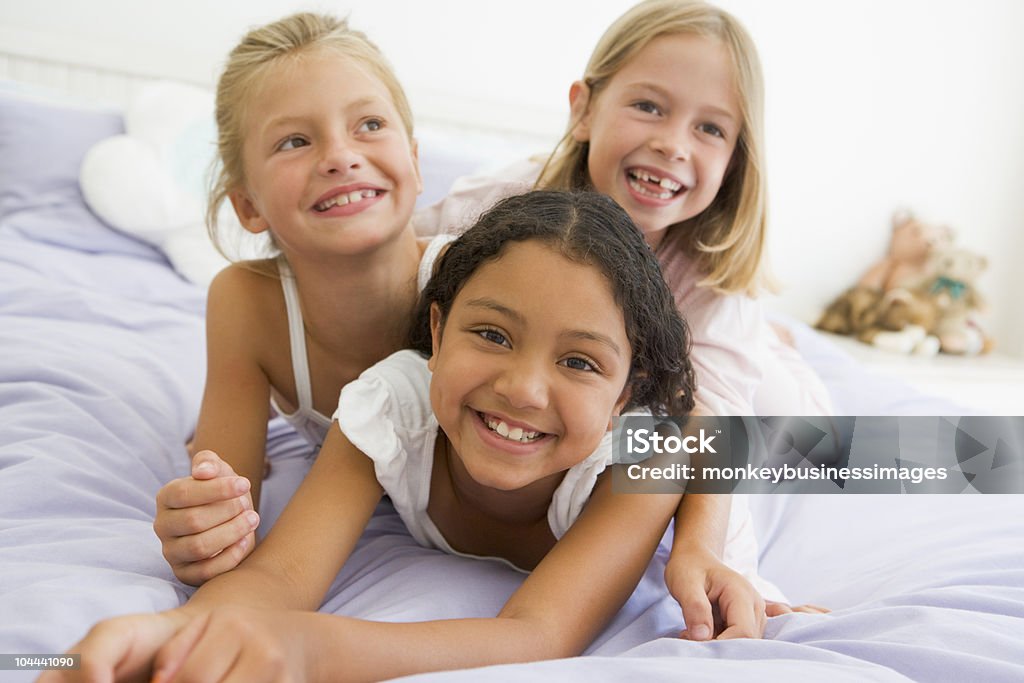 Tres chicas jóvenes en sus pijama - Foto de stock de Fiesta de pijamas libre de derechos