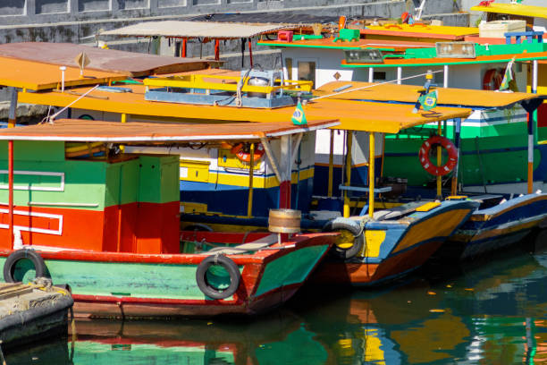 kilka kolorowych i biednych łodzi związanych w dzielnicy urca (rio de janeiro, brazylia) - urca zdjęcia i obrazy z banku zdjęć