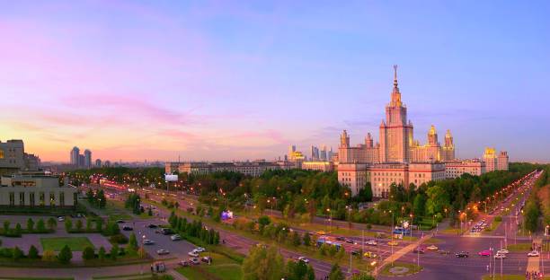 campus al tramonto della famosa università russa la sera - università di mosca foto e immagini stock