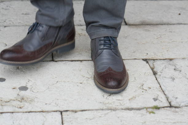человек осень классический платье обуви - senior adult shoelace human leg leg стоковые фото и изображения