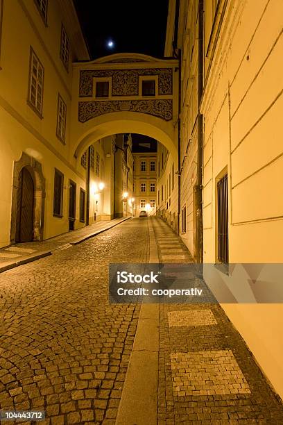 Calle De Praga En La Noche Foto de stock y más banco de imágenes de Aire libre - Aire libre, Aislado, Arquitectura