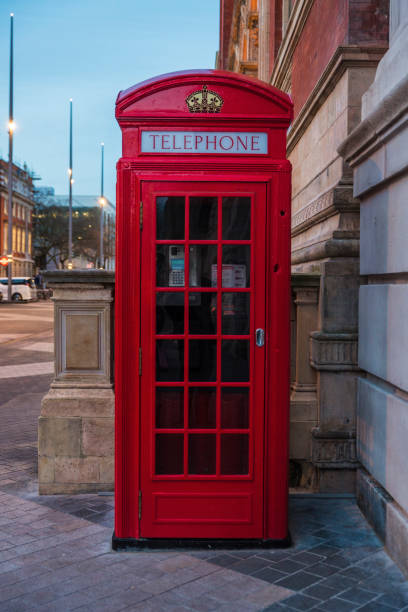 czerwona skrzynka telefoniczna w: londyn, anglia, wielka brytania - london england england street light telephone zdjęcia i obrazy z banku zdjęć