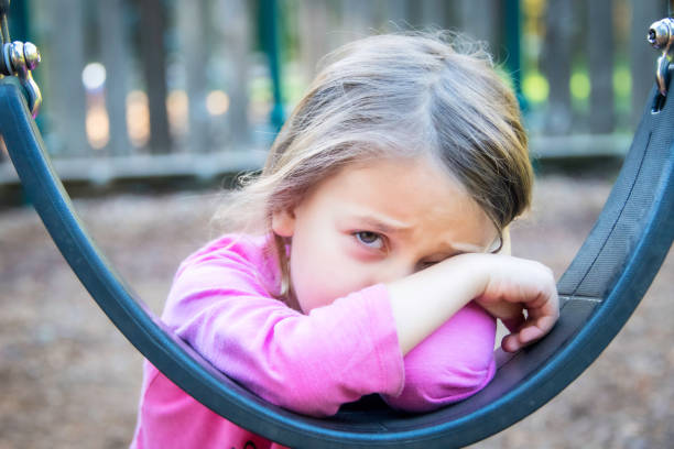 triste de llorar niña - child sadness little girls thinking fotografías e imágenes de stock