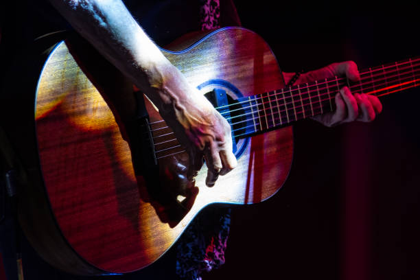 dettaglio di una chitarra acustica suonata da un uomo - plucking an instrument foto e immagini stock