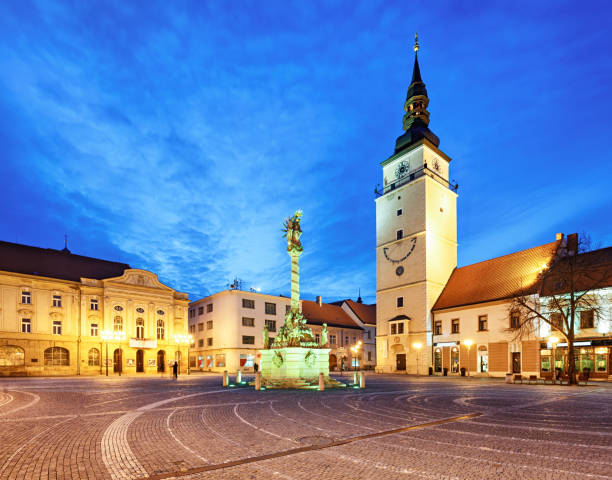 старый город трнава (trojicne namestie и city tower) ночью, словакия - trnava стоковые фото и изображения