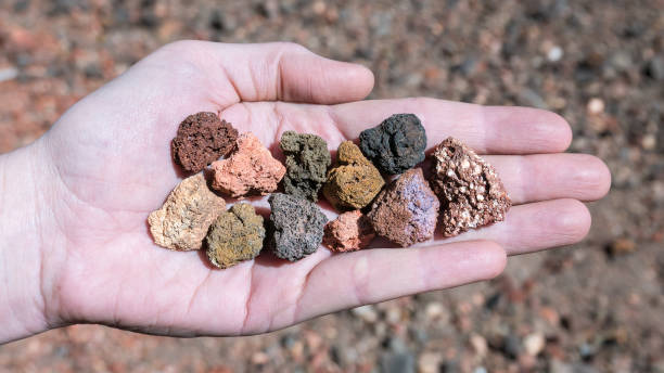 bunte schlacken gefunden auf schlackenkegel, lassen volcanic nationalpark, kalifornien - cinder cone stock-fotos und bilder