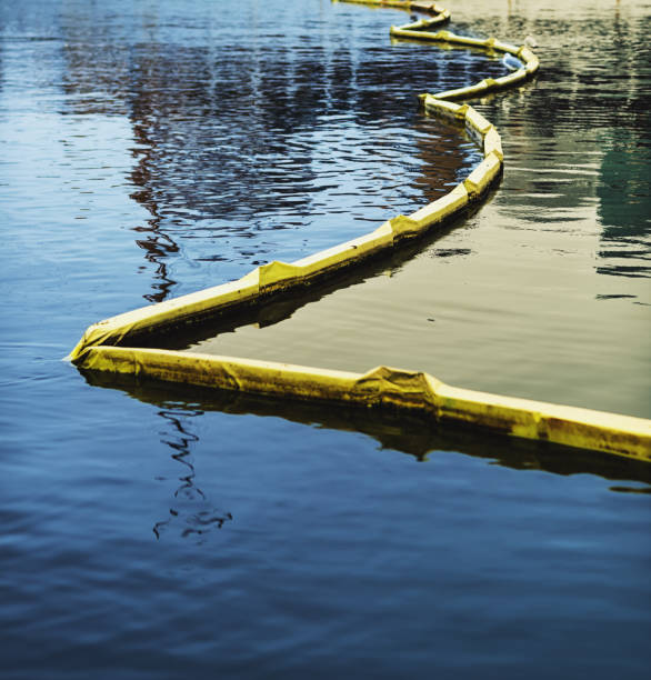 barrera contra la contaminación flotante - pollution sea toxic waste garbage fotografías e imágenes de stock