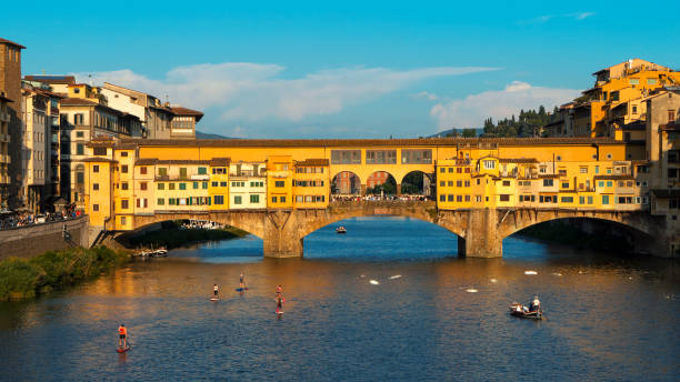 florence, tuscany, italy. view of arno river and ponte vecchio bridge - ponte vecchio imagens e fotografias de stock
