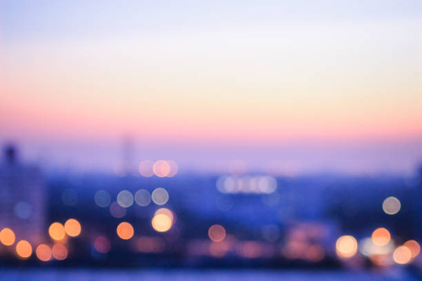 市日の出背景がぼやけ - 夜 ストッ  クフォトと画像