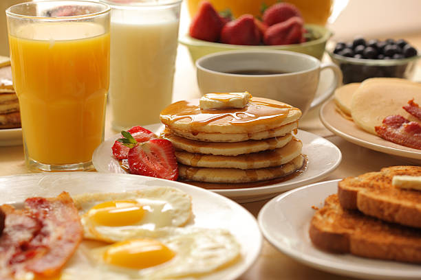 朝食のお料理とお飲物 - breakfast bacon eggs toast ストックフォトと画像