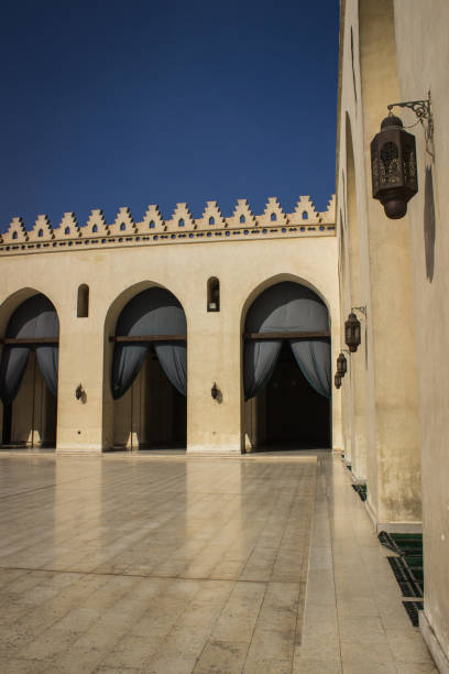 mesquita de el-hakim - courtyard arch arabic style cairo - fotografias e filmes do acervo