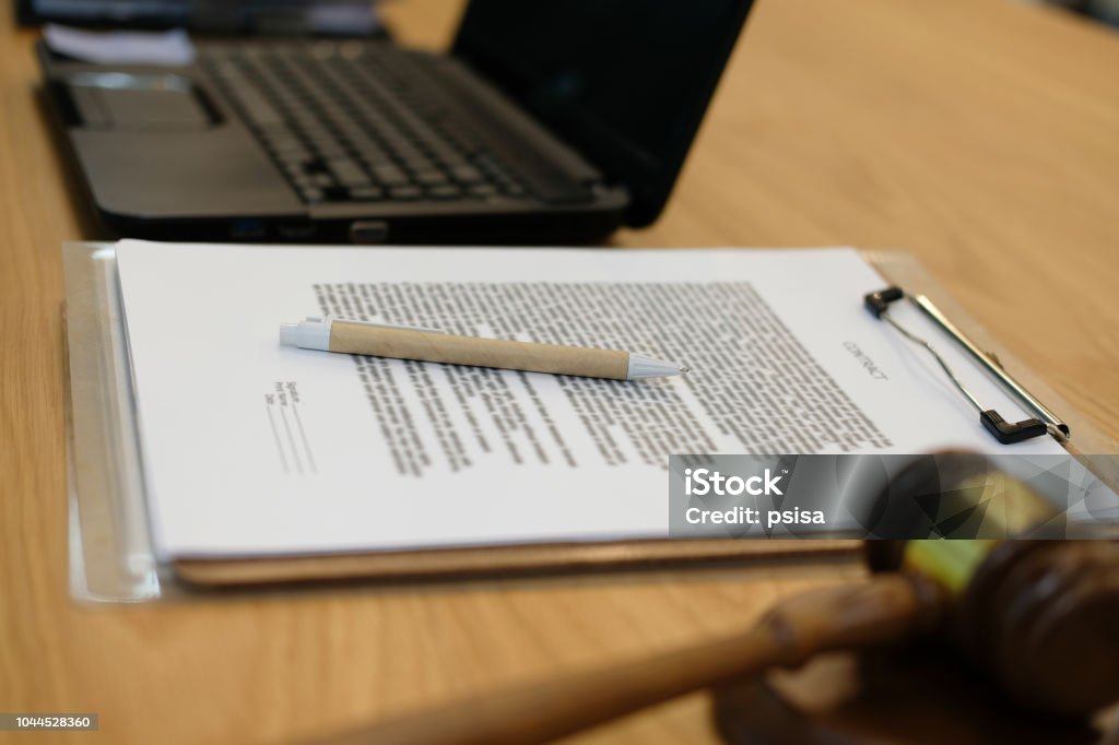 법 판사 망치 및 계약 문서 법정에서 변호사 변호사 정의 직장 결정에 대한 스톡 사진 및 기타 이미지 - 결정, 계약서, 고소 ...