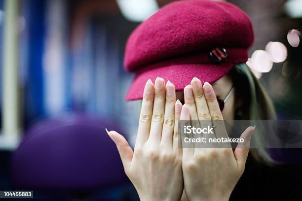 Tímido - Fotografias de stock e mais imagens de Adulto - Adulto, Chapéu, Cobrir