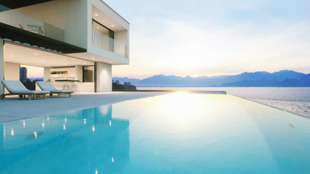 chalet de lujo con piscina al atardecer - mansion fotografías e imágenes de stock