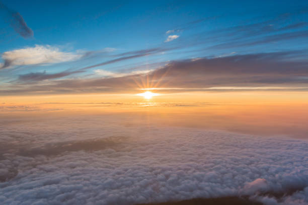 hermoso amanecer visto desde la cima del monte fuji, japón. - non rural scene fotografías e imágenes de stock