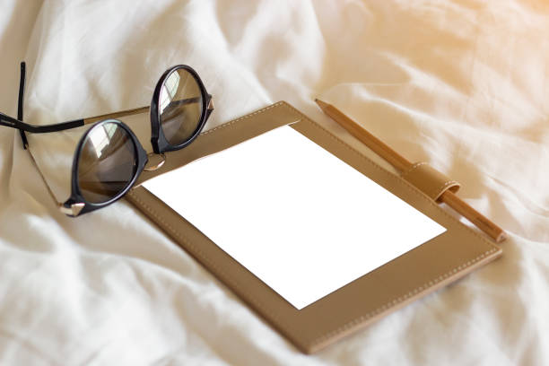 óculos e caneta descansar em branco, roupa de cama com almofadas - stationary sheet template paper - fotografias e filmes do acervo