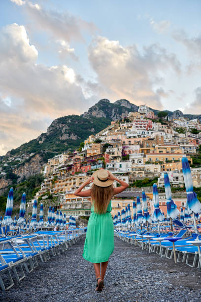 Mujer joven admirando la vista del pueblo de Positano en la costa de Amalfi - foto de stock