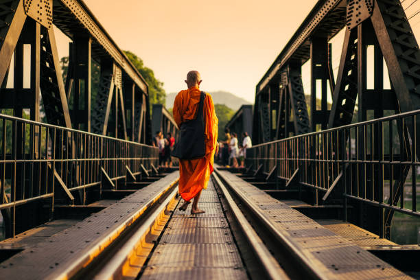 monge do budismo andando pela estrada de ferro na manhã - iron asian culture buddhism buddha - fotografias e filmes do acervo